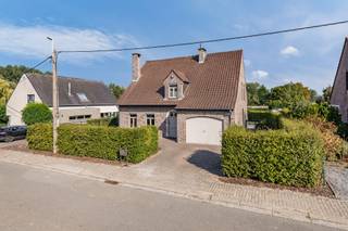 <p><span>Op zoek naar een ruime en comfortabele gezinswoning in een rustige omgeving? Deze vrijstaande woning, gebouwd in 1991, combineert een royale bewoonbare oppervlakte van maar liefst 234 m² met een mooi perceel van 658 m² en biedt volop ruimte, comfort en privacy.</span></p><p><span> </span></p><p><span>De volledig verbouwde benedenverdieping zorgt voor een moderne en aangename woonbeleving. Via de ruime inkomhal, voorzien van een apart toilet, komt u in de lichtrijke leefruimte. Dankzij het mooie zicht op de tuin geniet u hier van een aangename connectie met de buitenomgeving.</span></p><p><span> </span></p><p><span>De nieuw geïnstalleerde keuken vormt een moderne en praktische aanvulling op de leefruimte en beschikt over voldoende werk- en opbergruimte. Aansluitend is er een handige aparte berging/wasplaats. De woning beschikt bovendien over een garage, wat zorgt voor extra comfort en praktische bergruimte.</span></p><p><span> </span></p><p><span>Een absolute troef is de prachtig aangelegde tuin rondom de woning. Hier geniet u in alle rust van het buitenleven, terwijl het overdekte terras de ideale plek vormt om gezellig te tafelen of te ontspannen, ongeacht het weer.</span></p><p><span> </span></p><p><span>Op de eerste verdieping bevinden zich drie bijzonder ruime slaapkamers, waardoor deze woning ideaal is voor een gezin of voor wie nood heeft aan extra ruimte. De volledig ingerichte badkamer beschikt over een ligbad, aparte douche, lavabomeubel en toilet.</span></p><p><span> </span></p><p><span>Dankzij de combinatie van de ruime woonoppervlakte, de grondige vernieuwing van de benedenverdieping, de drie ruime slaapkamers, garage en de mooie tuin rondom de woning, is dit een bijzonder interessante gezinswoning voor wie comfortabel en rustig wil wonen.</span></p><p><span> </span></p><p><span>Voor meer informatie of een bezoek contacteert u Timothy van Immo Zone op 0474/ 41. 28. 40.</span></p><p><span> </span></p>