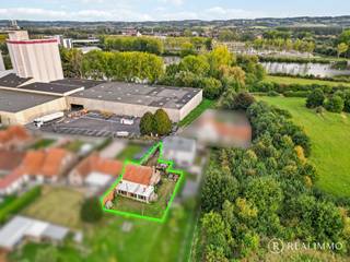 Ontdek deze verscholen woning, bereikbaar via een private toegangsweg, gelegen in een doodlopende straat in Kerkhove. De bestaande woning is...