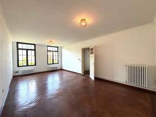 <p><span><span>Charmant appartement prêt à emménager, idéalement situé à Anvers ! Ce magnifique appartement rénové, situé au deuxième étage, se trouve au 52 Isabellalei (2018 Anvers). L'immeuble a été récemment rénové et dispose de nouvelles fenêtres ainsi que d'une cuisine moderne flambant neuve. L'appartement comprend une chambre spacieuse et une salle de bains avec WC. Grâce aux hauts plafonds et aux grandes pièces, vous profiterez ici d'une agréable sensation d'espace. De plus, la lumière abondante crée un cadre de vie chaleureux et lumineux. L'emplacement est un atout indéniable : central et facilement accessible, avec de nombreux commerces, transports en commun et commodités à proximité. L'appartement est situé sur la façade de la Belgielei, avec une entrée donnant sur l'Isabellalei. En bref, un appartement idéal pour ceux qui souhaitent vivre confortablement et avec style dans un emplacement de choix !</span></span></p>