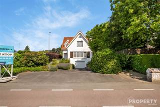 Ontdek deze prachtige woning in HARELBEKE, een perfecte mix van comfort en elegantie op een ruim perceel van 750m². Met een bewoonbare oppervlakte...