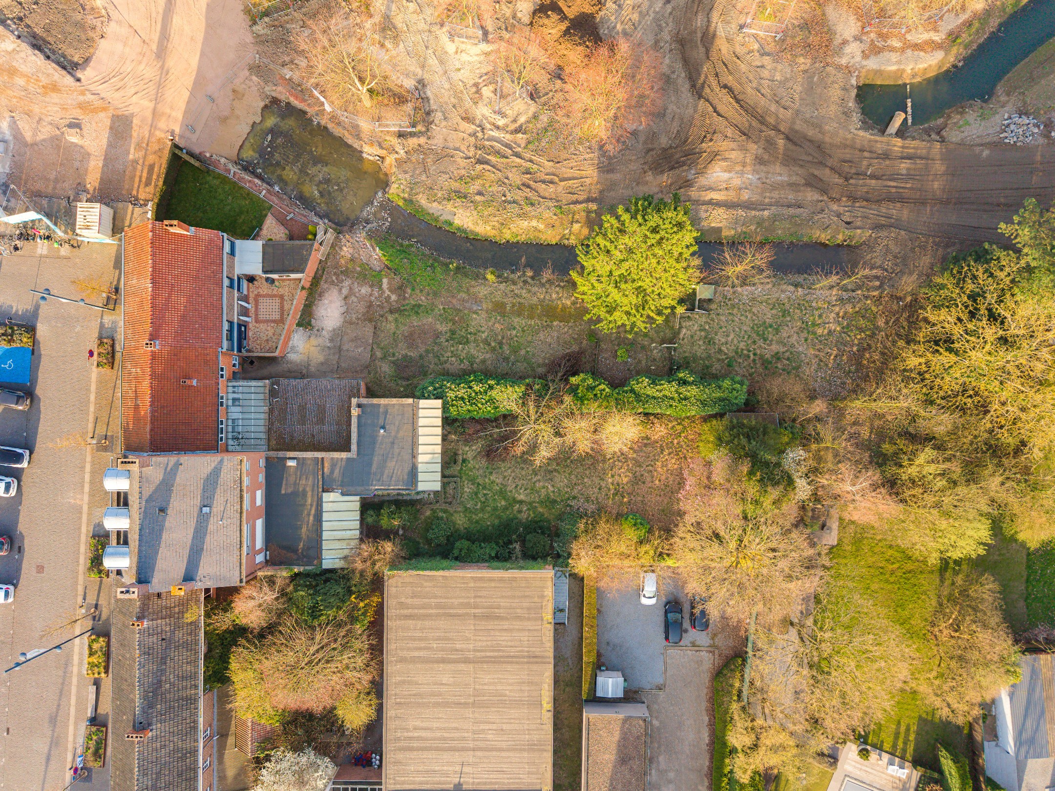 Te renoveren ruime woning met veel potentieel op een terrein van 859m2 te Alken centrum. - foto 4