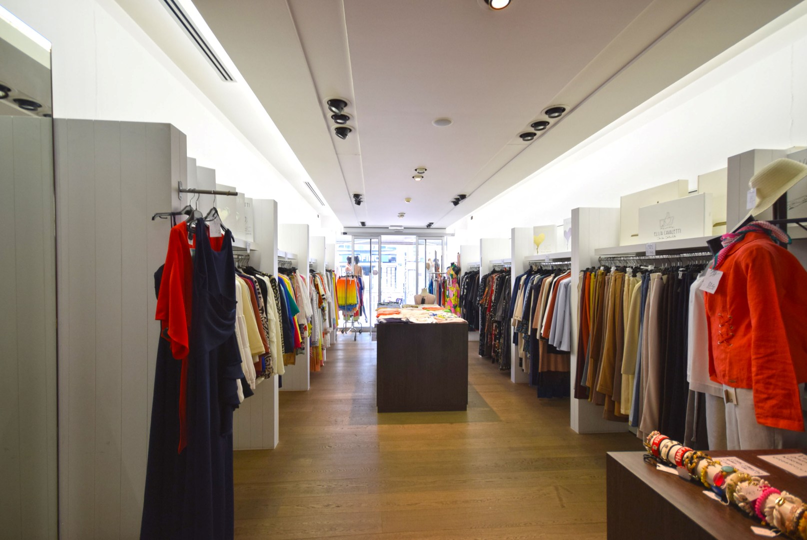 HANDELRUIMTE MET MAGAZIJN IN HET STADSCENTRUM VAN ROESELARE - foto 4