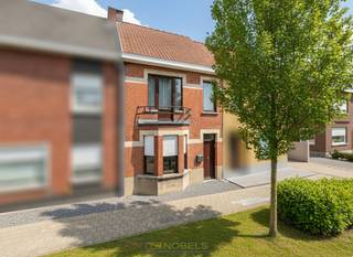 Gezellige gesloten bebouwing met KOER en BERGRUIMTE, ideaal gelegen nabij het CENTRUM van Oudenaarde en perfect als STARTERSWONING...