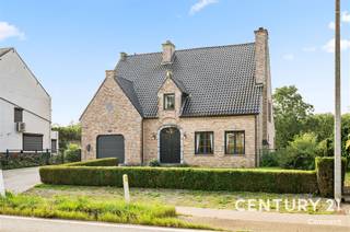 <p><span><strong>Ruime kwaliteitsvilla met 4 slaapkamers en prachtige zuidgerichte tuin</strong></span></p><p>Op een zuidgericht perceel van ruim 11 are, met open zicht op het achterliggende agrarische landschap, bevindt zich deze ruime en degelijk gebouwde villa uit 1998. De woning combineert royale volumes, een kwalitatieve afwerking en een praktische indeling met een uitstekende bereikbaarheid tussen Scherpenheuvel en Diest. Je woont hier op wandelafstand van de lokale winkels, horeca en de bekende basiliek en met een vlotte verbinding richting E314.</p><p>De ruime leefruimte met speksteenkachel vormt het hart van de woning. De geïnstalleerde keuken met aparte ontbijthoek en de eetkamer sluiten rechtstreeks aan op de tuin en het overdekte terras. Op de verdieping bevinden zich vier zeer ruime slaapkamers, waarvan  slaapkamer met dressing en directe toegang tot de badkamer, alsook een ruime zolder. Een absolute troef is de volledige onderkeldering van ca. 187 m², bereikbaar via de woning én een buitentrap. Ideaal als opslag-, hobby- of werkruimte. Daarnaast beschikt de woning over een inpandige garage en een carport geschikt voor bijvoorbeeld een mobilehome.</p><p>Ook energetisch is er geïnvesteerd: 24 zonnepanelen met groenestroomcertificaten (€300/certificaat), een zonneboiler en een regenwaterput van 10.000 liter aangesloten op toiletten, wasmachine en buitenkraan.</p><p>Een ruime, kwalitatieve villa met veel bergruimte, een prachtige tuin en groen uitzicht. Absoluut een bezoek waard! bel of mail ons voor een afspraak op 0498 136 038 of christophe@connect-immo.be</p><p>EPC: 183 kWh/m² - UC: 2589002 - label B</p><p>Ag-Gdv-Gvkr-Gvv</p>