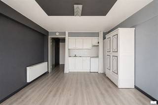 Te koop: Studio met frontaal zeezicht in Residentie Zonneweelde. Geniet elke dag van een adembenemend uitzicht op zee in deze studio op de negende verdieping van Residentie Zonneweelde in Middelkerke. De studio beschikt over een lichtrijke woonkamer met open keuken, waar de grote raampartijen het prachtige frontale zeezicht volledig tot zijn recht laten komen. Verder is er een badkamer met douche. Dankzij de uitzonderlijke ligging aan de Zeedijk bevindt u zich op wandelafstand van winkels, restaurants en het bruisende centrum van Middelkerke. Ideaal als tweede verblijf, investering of eigen stek aan de Belgische kust. Een unieke kans voor wie wil genieten van wonen met een panoramisch uitzicht op zee.