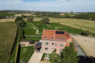 Welkom in dit landelijke en uitnodigende woonhuis gelegen in het charmante Tollembeek. Een instapklare woning die functionaliteit en stijl perfect combineert. De woning beschikt over ruime leefruimten die volledig open naar elkaar toe zijn ontworpen, wat een gevoel van vrijheid en ruimtelijkheid creëert. De woonkamer straalt gezelligheid uit met veel natuurlijk licht dat door grote ramen naar binnen valt. Hier kunt u zich volledig ontspannen terwijl u geniet van de warme en uitnodigende sfeer. De keuken is modern ingericht met stijlvolle kasten, een functioneel werkblad en alle nodige apparatuur. Dit is de ideale plek om samen met familie of vrienden gezellige maaltijden voor te bereiden. De 4 ruime slaapkamers (20/18.5/18/16.5m2) bieden comfort en rust. De badkamer is voorzien van dubbele lavabo, bad met douche en toilet. Buiten wacht u een prachtig groen gazon omgeven door nette hagen, wat privacy en een aangename buitenruimte garandeert. De carport biedt bescherming voor uw voertuig, en er is een praktische berging voor tuingereedschap en andere spullen. Een gezellig terras uitnodigt u uit voor buitenactiviteiten en barbecues. Deze eigendom biedt een perfecte combinatie van comfort, stijl en praktische voorzieningen, ideaal voor families die naar ruimte, licht en kwaliteit zoeken. EPC B 179, elektriciteit conform tot 2037, asbestveilig. Te bezoeken