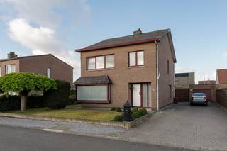 Deze charmante gezinswoning met 3 slaapkamers, garage en tuin vinden we terug in de Joost Van Den Vondelstraat te Lommel<br /><br />Indeling van de woning<br />Gelijkvloers: Via de inkomhal betreedt u de lichtrijke leefruimte met gezellige keuken. Verder vinden we op het gelijkvloers nog een berging, apart toilet en een leuke veranda. <br />Verdieping:<br />Op de eerste verdieping bevinden zich 3 volwaardige slaapkamers en een badkamer.<br />Zolder:<br />De zolder biedt extra opbergruimte en mogelijkheden voor verdere benutting.<br /><br />Buitenruimte<br />De woning beschikt over een leuke en onderhoudsvriendelijke tuin, waar het heerlijk vertoeven is.<br />Daarnaast is er een aparte garage en extra bergruimte, wat zorgt voor voldoende plaats voor fietsen, tuinmateriaal of wagen.<br /><br />Pluspunten:<br /><br />3 slaapkamers<br />Gasketel vernieuwd in 2019<br />Aparte garage<br />Aangename tuin met terras<br />Praktische zolderruimte<br />Rustige ligging in aangename woonwijk nabij het centrum<br />Ideale gezinswoning met veel potentieel<br /><br />Interesse?<br /><br />Contacteer ons vandaag nog voor een bezoek en ontdek zelf de mogelijkheden van deze woning.