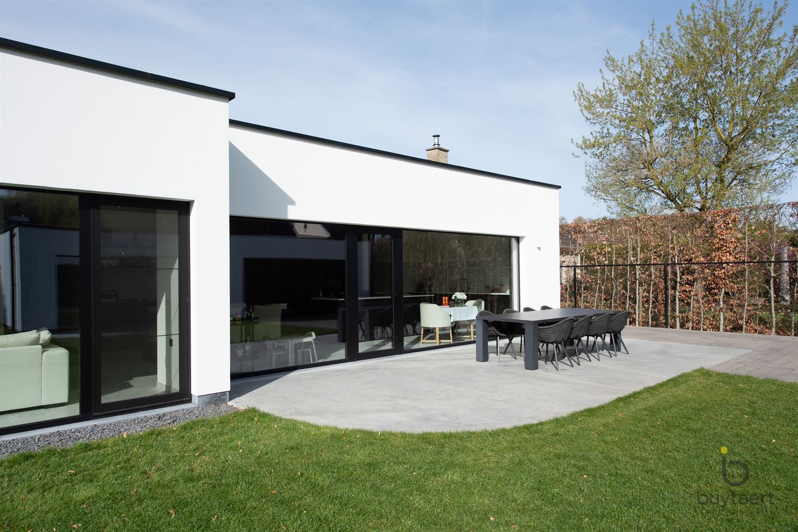 Knappe GELIJKVLOERSE villa + bijgebouw te Halle! - foto 2