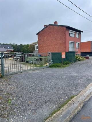 <p><span>NIEUW BIJ ANIMO VASTGOED!!</span></p><p><span>Interessant bouwperceel voor een halfopen bebouwing op een rustige locatie in Beverlo!</span></p><p><span>Droomt u van uw eigen nieuwbouwwoning op maat? Dit mooie perceel grond (aangeduid als lot 2 op het verkavelingplan) in de Rozenkransstraat te Beverlo (Beringen) biedt u tal van mogelijkheden om uw woondromen waar te maken. </span></p><p><span>Waarom kiezen voor deze locatie?</span></p><ul><li><span>Rustige en residentiële ligging:</span><span> Gelegen in een aangename, residentiële omgeving waar u geniet van de rust, maar toch vlot de omliggende faciliteiten bereikt. </span></li><li><span>Open karakter:</span><span> Het perceel leent zich perfect voor de oprichting van een halfopen woning (tweewoonst/huizengroepen volgens de voorschriften).</span></li><li><span>Ruimte en privacy:</span><span> Voldoende potentieel om een ruime gezinswoning met bijbehorende tuin en aanhorigheden te realiseren, met respect voor de groene en verzorgde omgeving. </span></li></ul><p><span>Kort samengevat (Stedenbouwkundige krachtlijnen):</span></p><ul><li><span>Bestemming:</span><span> Residentiële woningbouw.</span></li><li><span>Voorschriften:</span><span> Er is een goedgekeurd verkavelingsplan en bijhorende stedenbouwkundige voorschriften beschikbaar, wat zorgt voor een duidelijk en rechtszeker kader voor uw bouwplannen (harmonieuze inpassing qua materialen, dakhelling en bouwlijn met de omgeving). </span></li><li><span>Aanleg:</span><span> Maximale vrijheid binnen de verkavelingsnormen om uw BEN-woning of energiezuinige droomhuis te ontwerpen.</span></li></ul><p><span>Wilt u graag de plannen en de stedenbouwkundige voorschriften inkijken of bespreken wat hier mogelijk is? Neem gerust contact met ons op voor meer informatie of een ter plaatse bezichtiging = 011/220.750</span></p>