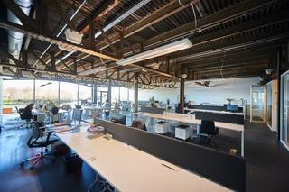 Instapklare kantoorruimte van <strong>887 m²</strong> in industriële loftstijl met prachtig uitzicht op het water. Gelegen in de Voorhaven van Gent, met vlotte verbinding naar de <strong>R4. </strong>Tevens vlot bereikbaar met het openbaar vervoer en op fietsafstand van Gent centrum.<br /><br />De kantoorruimte op de gelijkvloerse verdieping is open, lichtrijk en functioneel ingedeeld. De ruimte wordt opgedeeld door drie stijlvolle vergaderzalen in glas. Daarnaast is er een moderne kitchenette, sanitair met douche en een receptieruimte aanwezig. In de kelderverdieping vind je drie bijkomende vergaderruimtes en een ruime polyvalente zaal, perfect voor grotere meetings, workshops of events. <br /><br />Voor bijkomende informatie, gedetailleerde plannen of een vrijblijvend plaatsbezoek, contacteer <strong>PANORAMA B2B GENT KANTOREN</strong> op <strong>09 225 09 02</strong> en ontdek zelf de troeven van dit unieke pand aan het water.<br /> 