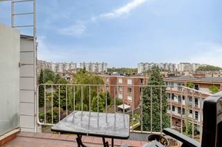 Dit appartement te koop aagenboden in Deurne is gelegen op de vierde verdieping, wat een mooi uitzicht en zonsondergang biedt.<br /><br />Met het Rivierenhof op fietsafstand, ben je binnen 10 minuten al omgeven door de schoonheid van groen.<br /><br />Dagje stad in? Met het openbaar vervoer (tram 8, bus 33 / 40) ben je 20 minuten verwijderd van een dagje shoppen.<br /><br />Het appartement te koop in Deurne beschikt over volgende indeling:<br />- inkomhal met opbergruimte<br />- keuken voorzien van enkele spoelbak, vierdelig kookvuur met dampkap, oven en combi, vaatwasser van Bosch. <br />- lichtrijke leefruimte met uitzicht en originele parketvloer<br />- badkamer voorzien van enkele wastafel en ligbad<br />- apart toilet<br />- 2 lichtrijke slaapkamers, waarvan één toegang biedt tot het terras met het prachtige uitzicht.<br /><br />EPC Ergo-De Waellaan 1/4: 97 kWh / (m²/jaar) (A)<br /><br />Ben jij geïnteresseerd in dit vastgoed te koop in Deurne? Had u graag een gratis schatting van uw eigendom? bel ons voor een vrijblijvend gesprek op 03/666.66.66 of mail naar deurne@dewaele.com.<br /><br />Bestuursmaatregelen in het maatregelenregister en stedenbouwkundige inlichtingen: in aanvraag<br /><br />Bestuursmaatregelen in het maatregelenregister: nee