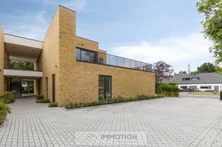 Dit woonproject bestaat uit zes geschakelde woningen, waarvan vier gelijkvloerse met elk een privé terras en tuin, en twee woningen op de eerste verdieping met elk een privé terras.<br /><br />De gelijkvloerse <strong>woning nummer 1</strong> is als volgt ingedeeld: inkomhal met toilet, afzonderlijke keuken met woonkamer, aansluitend twee terrassen en een private tuin, twee slaapkamers, een badkamer en een berging.<br /><br />Iedere woning heeft zijn parkeerplaats en een gemeenschappelijk fietsenstalling is voorzien.<br /><br />Deze woning wordt instap klaar opgeleverd: geschilderd en voorzien van lichtarmaturen.<br /><br />Het tuinonderhoud is inbegrepen in de maandelijkse kosten.<br /><br />U kunt deze woningen bezoeken op zaterdagvoormiddag, uitsluitend op afspraak.<br /><br />Voor een afspraak kunt u een e-mail sturen naar olivier@immotion.be.