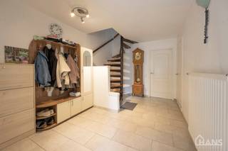 Deze verzorgde en verrassend ruime woning aan de Rietschoorveldelaan 37 te Merksem biedt dankzij haar praktische indeling en vier slaapkamers heel wat ruimte voor een gezin.<br /><br />De woning beschikt over een ruime en lichtrijke leefruimte, ingedeeld in een gezellige zit- en eetplaats. Aansluitend bevindt zich de geïnstalleerde keuken met voldoende kastruimte en werkoppervlak.<br /><br />Op de verdiepingen treffen we maar liefst vier slaapkamers van verschillende grootte, waardoor er naast volwaardige slaapkamers ook mogelijkheden zijn voor bijvoorbeeld een bureau-, hobby- of kinderkamer. De badkamer is ingericht met een ligbad met douchevoorziening, een dubbel wastafelmeubel en toilet.<br /><br />De verschillende ruimtes genieten van veel natuurlijke lichtinval en de woning maakt een verzorgde indruk. Hoewel keuken, badkamer en bepaalde afwerkingen eerder klassiek zijn, vormt dit tegelijkertijd een mooie opportuniteit voor wie de woning op termijn volledig naar eigen smaak wil moderniseren.<br /><br />Troeven:<br /><br />4 slaapkamers;<br />Ruime en lichtrijke leefruimte;<br />Geïnstalleerde keuken;<br />Badkamer met ligbad en dubbele wastafel;<br />Veel natuurlijke lichtinval;<br />Centrale verwarming met radiatoren;<br />Verzorgde woning;<br />Interessante gezinswoning met verdere moderniseringsmogelijkheden.<br />Een woning met veel ruimte en potentieel, ideaal voor wie op zoek is naar een gezinswoning in Merksem.<br />De beschikbare documenten kan u terugvinden via de downloads op onze website.<br />Voor meer informatie kan u terecht op www.hansvastgoed.com of contact opnemen via info@hansvastgoed.com of +32 3 366 05 30.