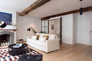 Van een verrassende eigendom gesproken! Unieke woning met écht loftgevoel, midden in het historische centrum van Brugge.<br /><br />Op het leefniveau: een ruime woon- en eetkamer met open, volledig uitgeruste keuken, badend in natuurlijk licht dankzij grote raampartijen. Een aparte bureauruimte, gescheiden door sfeervolle binnenramen, zorgt voor een visuele connectie zonder in te boeten aan privacy. Ook een eerste badkamer bevindt zich op dit niveau.<br /><br />Boven vindt u twee slaapkamers - één nu ingericht als dressing - een tweede als luxueuze master-bedroom met vrijstaand bad, ruim lavabomeubel en apart toilet. De dakramen geven zicht op het aanpalende erfgoed en bieden een unieke sfeer aan de ruimte. Een terras realiseren behoort tot de mogelijkheden; hierover werd reeds positief overleg gepleegd met Stedenbouw en Monumentenzorg.<br /><br />Extra troeven: aparte wasruimte, berging en ruime droge kelder.<br /><br />Deze unieke woning wordt aangeboden met een startprijs. De verkoper behoudt zich het recht voor om elk bod te aanvaarden of te weigeren, of verder te onderhandelen met één of meerdere kandidaten.<br /><br />Volgens het Maatregelenregister zijn er op dit perceel geen maatregelen van toepassing.<br /><br />Kom het zelf ontdekken.<br />Contacteer Katrien voor een bezoek: <br />📞 0477 46 53 11 <br />📩 katrien@waeyler.be