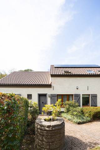 Voor verdere info of een vrijblijvende waardebepaling van uw eigendom: nessim@homixx.be of 03 653 11 96<br /><br />Bij Homixx Vastgoed stellen we u met trots deze mooie en uiterst gezellige open bebouwing voor, gelegen op een absolute toplocatie in een rustige straat. Deze woning combineert comfort, een zeer praktische indeling en een aangename sfeer waarnaar u op zoek bent. <br /><br />Bij het betreden van de woning komt u binnen in een uitnodigende inkomhal. De lichtrijke leefruimte vormt het hart van de woning en sluit mooi aan op de volledig geïnstalleerde keuken. Aansluitend aan de keuken bevindt zich een heel praktische berging en wasplaats, wat het dagelijks comfort extra versterkt. <br /><br />Het nachtgedeelte beschikt over in totaal vier volwaardige slaapkamers en twee badkamers. Elke badkamer is uitgerust met een comfortabele douche, wat ideaal is voor het hele gezin. Daarnaast heeft u via een uitschuifbare trap toegang tot de zolderverdieping, de perfecte plek voor extra opbergruimte. <br /><br />Buiten geniet u in alle rust van de mooi aangelegde tuin en het gezellige terras. Dankzij de westelijke oriëntatie kan u hier van 's namiddags tot laat in de avond heerlijk ontspannen in de zon. Aan parkeergelegenheid is er ook geen gebrek: op het eigen terrein zijn er maar liefst vier buitenparkings voorzien voor uw wagens en bezoekers.<br /><br />Kortom, en fantastische opportuniteit om te wonen op een gewilde, rustige plek omringd door alle comfort.