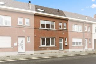 Deze instapklare woning beschikt over een ruime garage met stevig dak die apart bereikbaar is, via een deur achteraan de ommuurde tuin/terras...