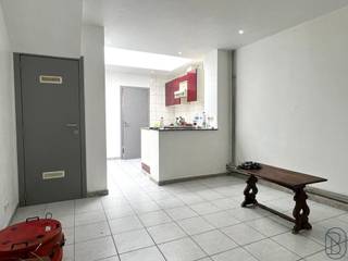 Gunstig gelegen rijwoning nabij station, glv inkom, salon, living met open keuken, wasplaats, douche kamer, toillet, eerste verdiep 2 kamers + 2 kamers onder zolderverdiep. kleine kelder.