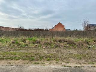 Deze mooi gelegen bouwgrond van 9 are 92 ca voor open bebouwing bevindt zich in de rustige Burgemeester Bovensstraat in Meeswijk. U geniet hier van een aangename woonomgeving, met winkels, scholen en eetgelegenheden op korte afstand.<br /><br />De gunstige ligging zorgt voor een vlotte verbinding naar omliggende gemeenten en belangrijke invalswegen. Daarnaast bevindt het perceel zich op korte afstand van het veerpunt over de Maas, waardoor u vlot de verbinding maakt met Nederland.<br /><br /><strong>Beschrijving perceel:</strong><br />- Geschikt voor open bebouwing<br />- LOT 2 op het verkavelingsplan<br />- Oppervlakte: 992 m²<br />- Bestemming: woongebied met landelijk karakter<br /><br />Voor meer informatie en de bouwvoorschriften neem contact op via gilles@haerdimmo.be of 0492/86 61 15.<br /><br />Wenst u een gratis schatting van uw eigendom? Contacteer mij vrijblijvend voor een afspraak!