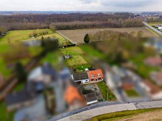 Vlieg mee over dit pand: https://www.youtube.com/embed/_YLcxO4nB6oGelegen in een GROENE EN RUSTIGE OMGEVING biedt deze te slopen HOEVE in Munte een...