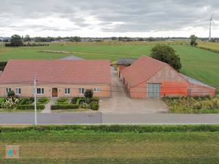 <strong>Vrijstaande woning met landbouwinfrastructuur op ca. 1,1 ha in Loenhout</strong><br /><br />Op zoek naar een unieke combinatie van wonen en werken in landelijke omgeving? Deze vrijstaande bedrijfswoning (ca. 180 m²) met inpandige garage en 4 slaapkamers ligt op een perceel van ca. 11.000 m². Naast de woning vind je een schuur (ca. 235 m²) en een voormalige koestal (ca. 282 m²) die perfect inzetbaar zijn voor diverse landbouw- of nicheactiviteiten. De woning is niet zonevreemd.<br /><br /><strong>Troeven</strong><br />✔️ Perceel uitbreidbaar tot max. 3 ha 62a<br />✔️ Praktische woning – gelijkvloers wonen mogelijk<br />✔️ Functionele landbouwgebouwen<br />✔️ Centrale ligging nabij E19 en station Noorderkempen<br /><br />Een uitgelezen kans voor wie landelijk wil wonen én ondernemen.<br /><br /><strong>Interesse</strong>? Contacteer Aertsen Makelaars voor meer informatie of een bezoek.<br /><br /><em>(Oppervlaktegegevens zijn louter informatief en niet bindend. Dit pand is onderworpen aan de renovatieverplichting van de Vlaamse overheid.)</em>