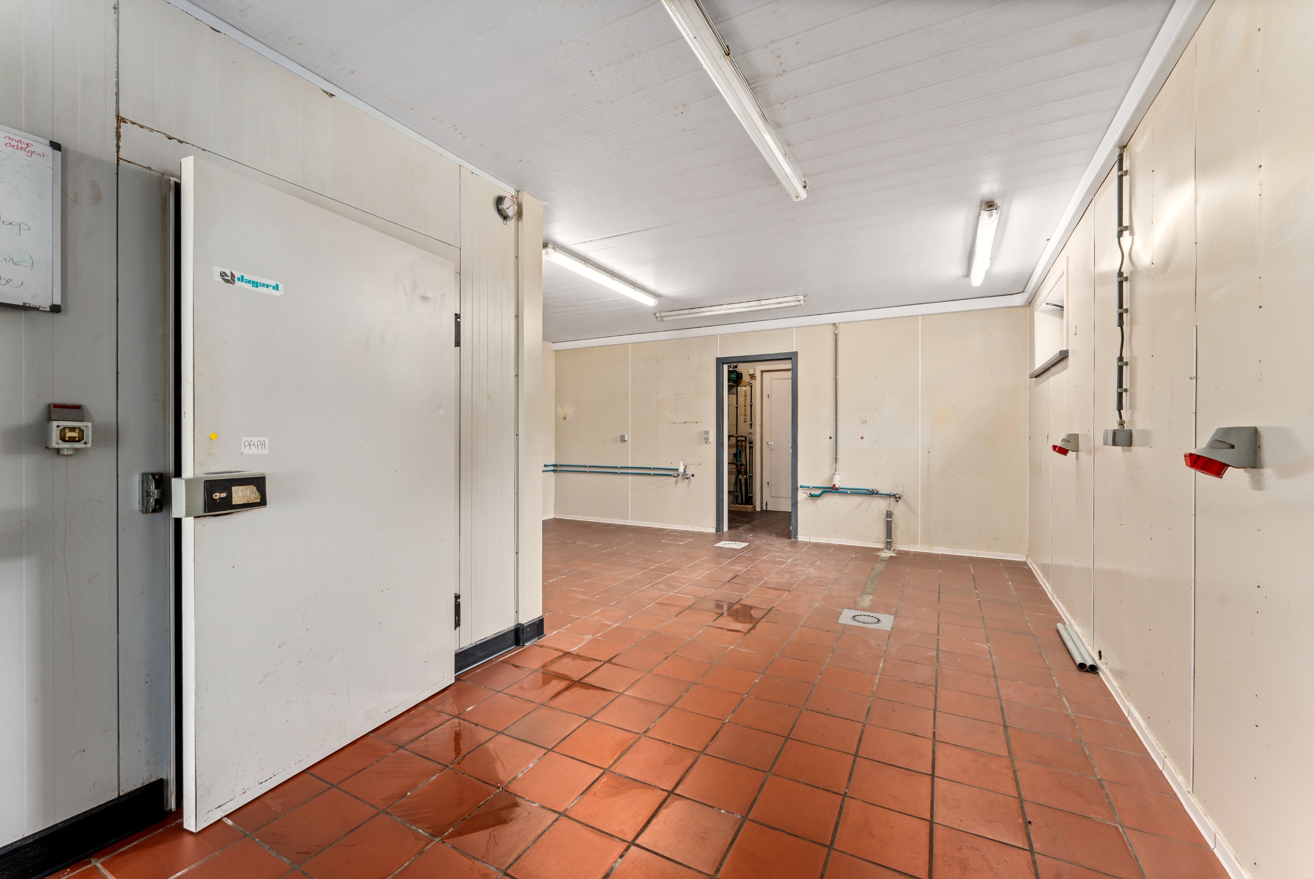 Centraal gelegen handelspand met parking, woonst, garages en veel potentieel - foto 4