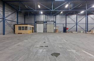 Bent u op zoek naar een grootschalige opslag- of werkruimte? Dit aanbod betreft twee functionele magazijnen (Unit C en Unit D) van telkens ca. 500 m², die intern via een praktische doorgang met elkaar verbonden zijn. De units worden samen verhuurd, wat u een totale bedrijfsoppervlakte van maar liefst 1.000 m² oplevert.Belangrijkste kenmerken:Oppervlakte: ± 1.000 m² (2 units van elk ± 500 m² met tussenverbinding).Laadkade aanwezigBeschikbaarheid: Vrij vanaf augustus 2026.Polybetonnen vloer, geïsoleerd dak, sectionale poort, vrije hoogte: 5,25m (nok: 7m), basisverlichting.Nutsvoorzieningen: Elektriciteit en water zijn voorzien van individuele tussentellers (verbruik op basis van werkelijk gebruik).Huurwaarborg : 3 maanden huurOnroerende voorheffing (OV): ca. € 4.500 / jaar.Opmerking: Het magazijn is momenteel niet voorzien van een verwarmingsinstallatie.Hebt u interesse of wenst u een bezoek ter plaatse te plannen? Neem dan snel contact met ons op!