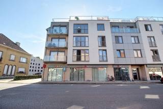 <p><span>Puik, deels bemeubeld (zie foto's) nieuwbouwappartement in het centrum van Avelgem, dichtbij winkels, bibliotheek, scholen, sport en ontspanning. Omvat: inkom, wasplaats, toilet, badkamer met ligbad en wastafel, 2 volwaardige slaapkamers waarvan 1 met terrasje, een fraaie, lichtrijke leefruimte met ingerichte keuken (inclusief toestellen). <br />Huurprijs: 550 euro/maand<br />Syndic: 50 euro/maand</span></p>