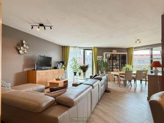 <p><span><strong>LICHTRIJK GELIJKVLOERS APPARTEMENT</strong> met 2 slaapkamers <strong>aan DE SCHELDE</strong>, nabij het <strong>CENTRUM VAN OUDENAARDE</strong>. Deze <strong>RECENTE CONSTRUCTIE UIT 2018</strong> combineert eigentijds wooncomfort met een uitzonderlijke ligging aan de oevers van de Schelde en <strong>VLAKBIJ DE JACHTHAVEN</strong>. De lichtrijke leefruimte sluit naadloos aan op het <strong>ZUIDGERICHTE TERRAS</strong>, perfect om in alle rust van het uitzicht en de <strong>ZON</strong> te genieten. Dankzij het geïntegreerde <strong>ZONNESCREEN</strong> blijft het binnenklimaat ook op warme dagen aangenaam. Het appartement beschikt verder over een <strong>PRAKTISCHE KELDERBERGING en  ONDERGRONDSE AUTOSTAANPLAATS INBEGREPEN IN DE PRIJS</strong>.De combinatie van <strong>RECENTE BOUWKWALITEIT, ENERGIEZUINIG COMFORT</strong> en een <strong>TOPLIGGING </strong>op wandelafstand van winkels, horeca en het <strong>HISTORISCHE CENTRUM</strong> maakt van dit appartement dan ook een aantrekkelijke woonopportuniteit of investering.</span></p>
<br /><span>Adres: Arrasstraat 9 te Oudenaarde<br /><br />Geen renovatieplicht; P-score: D, G-score: D</span>