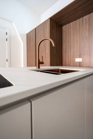 Residentie Luppen: kleinschalig renovatieproject nabij het Groen Kwartier<br /><br />Nabij het Groen Kwartier bevindt zich dit kleinschalig renovatieproject, op wandelafstand van scholen, winkels, openbaar vervoer en sfeervolle horecazaken. <br />Dit hippe project omvat 6 appartementen en 1 penthouse, met verschillende indelingen en keuze uit 1 of 2 slaapkamers, met oppervlaktes variërend van 50 tot 80 m². Elk appartement beschikt over een aangenaam, zuidgericht terras met uitzicht op het woonerf De Confiserie.<br /><br />De appartementen worden afgewerkt met kwalitatieve en duurzame materialen en zijn energiezuinig (zonnepanelen, vloerverwarming, ventilatiesysteem). Bovendien zijn alle appartementen volledig geschilderd en dus onmiddellijk instapklaar.<br /><br />Info en verkoop:<br />De verkoop geschiedt onder BTW op het constructieaandeel en registratierechten op het grondaandeel.<br />De aankoop van een kelderberging is verplicht (prijzen vanaf 4.500, exclusief aankoopkosten).<br />Optioneel kan er een ondergrondse autostaanplaats worden aangekocht.<br />Voor meer info: bel Karin op 0486/97 84 27 of mail karin@reds.be