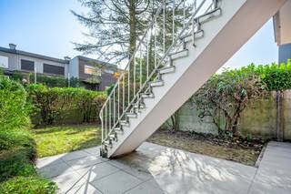 Op een rustige locatie te Wilrijk vinden we dit ruime appartement met 2 slaapkamers, 3 autostaanplaatsen en zonnige tuin. U bevindt zich hier op wandelafstand van supermarkten, eet-en drankgelegenheden, winkels, scholen, het openbaar vervoer alsook het Park Van Eeden. De A12, de oprit van de E19 alsook het Universitair Ziekenhuis Antwerpen bereikt u binnen de 5 à 10 minuten met de auto.<br /><br />Het appartement situeert zich op de eerste verdieping van een kleinschalig gebouw, te bereiken met lift of trap. We betreden het appartement via de ruime inkomhal met apart gastentoilet. De sfeervolle leefruimte met veel natuurlijke lichtinval kan u inrichten met een gezellige zithoek en aparte eetplaats. Aangrenzend bevindt zich de keuken, voorzien van een basis uitrusting. Via de nachthal komen we bij de badkamer, uitgerust met een lavabo, ligbad en aansluiting voor wasmachine. Verder geeft de hal ons toegang tot de twee slaapkamers, alsook een extra ruimte die ingericht kan worden als bureau of dressing. Eén van de slaapkamers geeft ons toegang tot het balkon met trap richting de oostgerichte tuin, waar u steeds in alle rust kan genieten van het mooie weer. Deze groene oase in een residentiële en gegeerde buurt te Wilrijk is zeer uniek. Verder beschikt het appartement over een gelijkvloerse berging alsook de mogelijkheid tot 3 autostaanplaatsen, waarvan twee tandemstaanplaatsen in de garage.<br /><br />Dit is een uitstekende opportuniteit als u op zoek bent naar een ruim appartement met 2 slaapkamers, 3 autostaanplaatsen en tuin op een rustige locatie te Wilrijk. Contacteer ons voor meer informatie op 0472 82 80 66 of neem een kijkje op www.boonstravastgoed.be. <br /><br />Bijzonderheden:<br />- Ruime oostgerichte tuin<br />- 3 autostaanplaatsen achter elkaar<br />- Centrale locatie, toch in de groene rand