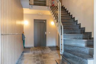 <p>Nabij de Nederlandse grens bevindt zich dit lichtrijke appartement met twee slaapkamers, gelegen op de derde verdieping van een verzorgd gebouw met lift. Het appartement combineert een aangename leefruimte met meerdere terrassen, een zolderberging en een garage met elektrische poort.</p>
<p>Bij het betreden van het appartement komt u terecht in de inkomhal. Deze geeft toegang tot een apart toilet met wastafel en een praktische berging.</p>
<p>De lichtrijke woonkamer geniet dankzij de raampartijen en de mooie plafondhoogte van een ruimtelijk en open gevoel. Er is voldoende plaats voor zowel een zithoek als een eetplaats. Vanuit de woonkamer heeft u rechtstreeks toegang tot het terras aan de achterzijde.</p>
<p>De keuken is uitgerust met Miele-toestellen. Vanuit de keuken bereikt u het terras aan de voorzijde.</p>
<p>Het appartement beschikt over twee slaapkamers. De badkamer is voorzien van een douche in bad, een dubbele wastafel en een tweede toilet.</p>
<p>Via een vlizotrap is de bergzolder bereikbaar. Hier heeft u ongeveer 30 m² extra bergruimte.</p>
<p>Daarnaast beschikt de woning over een garage met elektrische poort. Deze biedt voldoende plaats voor het parkeren van een wagen en kan bovendien gebruikt worden voor extra opslag.</p>
<p>Kortom: een ruim en comfortabel appartement op een gunstige locatie, ideaal voor wie aangenaam wil wonen nabij de Nederlandse grens.<br /><br />Servicekosten € 95.<br /><br />Voor meer info of een bezichtiging kunt u contact met ons opnemen: +32 (0) 14 65 03 79 of info@verlouwvastgoed.be.</p>