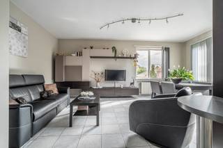 Ontdek dit ruime appartement op de eerste verdieping van een gebouw met lift.

Het appartement omvat een inkomhal met apart toilet, een ruime en lichtrijke woonkamer met eetplaats en halfopen keuken, twee slaapkamers en een badkamer met douche en wastafel.

Vanuit een van de slaapkamers heeft u toegang tot het gezellige terras aan de achterzijde van het gebouw, waar u in alle privacy en zonder inkijk kunt genieten.

Extra troeven zijn de uitzonderlijk ruime garage met plaats voor twee wagens en een wasplaats, een autostaanplaats voor de garage en een private kelderberging.

Gunstig EPC-label B, conforme elektrische installatie en asbestveilig!