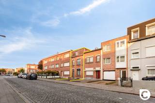<p><span>Ruime woning met 4 à 5 slaapkamers en stadstuin te Groenenhoek!</span></p><p><span>Achter deze charmante gevel gaat een lichtrijke woning van maar liefst 184m² schuil, die doorheen de jaren de nodige structurele renovaties heeft ondergaan om zo "future-proof" te zijn (ramen, dak, ketel). Omwille van deze toplocatie in de trendy Groenenhoek zijn winkels, parken, scholen, horeca en sportfaciliteiten steeds vlakbij. Ook de bereikbaarheid is uitstekend met belangrijke invalswegen, openbaar vervoer en de fietsostrade op een boogscheut. Kortom, de ideale plek om werk- en privéleven optimaal te combineren. Momenteel is de woning nog verhuurd, dus ook als investering is deze ruwe diamant uitermate geschikt.</span></p><p><span> </span></p><p><span>Gelijkvloers:</span><span> </span></p><p><span>Via de nieuwe voordeur komt u in de inkomhal die ook het aparte toilet met handenwasser huisvest. In de omvangrijke leefruimte (ca. 50m²) geniet u een mooie natuurlijke lichtinval en is het extra gezellig vertoeven met dank aan de houtkachel. De geriefelijke open keuken met zitgedeelte en lichtkoepel ligt aanpalend de stadstuin en is voorzien van een keramisch vuur, dampkap, oven, koelkast, vriezer, vaatwasser en anderhalve lavabo. Mits beperkte esthetische ingrepen en/of toekomstgericht een update van de keuken, kan de woonkamer in no time omgetoverd worden tot een leefruimte waar velen jaloers op zouden zijn. </span></p><p><span> </span></p><p><span>1</span><span><sup>e</sup></span><span> verdiep:</span><span> </span></p><p><span>De eerste 2 slaapkamers (ca. 10,5 &amp; 12m²) kan u op dit verdiep terugvinden. Bijkomende zijn er nog 2 achtereenliggende tussenkamers (ca. 6 en 8,5m²) die zich perfect lenen als bureau, wasruimte, dressing, speelkamer, hobbyruimte of logeerkamer. Helemaal achteraan vindt u de badkamer op gietvloer met moderne inloop-/regendouche, dubbel wasmeubel, bijkomend toilet en nis voor de wasmachine en droogkast. </span></p><p><span> </span></p><p><span>2</span><span><sup>e</sup></span><span> verdiep:</span><span> </span></p><p><span>Ook dit verdiep omvat nog eens 2 riante slaapkamers (ca. 12 &amp; 16m²). Met dank aan de goede dakisolatie is het zowel in de winter als in de zomer aangenaam slapen. Net zoals in de overige slaapkamers ligt er onder de vinyl-vloeren vermoedelijk karaktervolle planché. Op de nachthal vindt u ook nog extra opbergruimte terug. </span></p><p><span> </span></p><p><span>Voor-, achtertuin &amp; kelder:</span><span> </span></p><p><span>In de aangename stadstuin (ca. 33m²) kan u in alle rust en privacy genieten van de gezonde buitenlucht, het zonnetje, een sprankelend aperitief of een lekkere BBQ met vrienden. Ook voor de kids en de huisdieren is dit de perfect uitvalbasis daar de tuin volledig omheind is. Voor al wie groene vingers heeft kan er natuurlijk onthard worden zodoende een groene oase te creëren. Ook de voortuin is een ware troef, denk maar aan de mogelijkheid tot fietsenstalling voor het hele gezin. Bijkomend is de woning ook nog eens onderkelderd waardoor er hoegenaamd geen gebrek is aan opbergruimte.</span></p><p><span> </span></p><p><span>Extra troeven:</span><span> </span></p><p><span>- Toplocatie </span></p><p><span>- 184m² cfr. EPC</span></p><p><span>- HR ramen (2025)</span></p><p><span>- HR condensatieketel</span></p><p><span>- Dak- en gevelisolatie 5 cm PUR 2019</span></p><p><span>- Voor- en achtertuin </span></p><p><span>- Kelder </span></p><p><span> </span></p><p><span> </span></p>