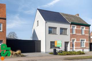 <span>Zeer ruime en instapklare gezinswoning op een perceel van 8a 32ca.</span><br /><br /><span>Deze prachtige en goed onderhouden gezinswoning verwelkomt je via een ruime inkomhal die leidt naar een lichtrijke en aangename leefruimte. Dankzij de grote raampartijen geniet je hier van een overvloed aan natuurlijk licht. De leefruimte sluit naadloos aan op de volledig uitgeruste open keuken en de gezellige zithoek, de ideale plek om samen te genieten met familie en vrienden.</span><br /><br /><span>Op het gelijkvloers vind je daarnaast een volledig gerenoveerde badkamer met moderne inloopdouche en een praktische bergruimte. Vanuit de keuken heb je bovendien toegang tot de kelder, wat zorgt voor extra opbergruimte.</span><br /><br /><span>De eerste verdieping telt drie volwaardige en ruime slaapkamers. Via een vaste trap bereik je de zolderverdieping, die tal van mogelijkheden biedt: extra slaapkamers, een hobbyruimte, speelkamer of comfortabel thuiskantoor.</span><br /><br /><span>Ook buiten heeft deze woning heel wat troeven. Zo is er een ruime garage met elektrische poort en bijkomende opbergruimte. De gezellige zithoek kijkt uit op de ruime tuin, waar je achteraan nog een extra tuinhuis vindt.</span><br /><br /><span>De woning werd reeds gerenoveerd en bevindt zich in uitstekende staat van onderhoud. Met een EPC-label C (232 kWh/m²) scoort ze bovendien mooi op vlak van energiezuinigheid. De verwarming gebeurt via een condenserende gasketel met hoog rendement.</span><br /><br /><span>De ligging: op wandelafstand van winkels, scholen en openbaar vervoer, in de nabijheid van aangename wandel- en fietspaden en met een vlotte verbinding naar de E313.</span><br /><br /><span>Kortom, een ideale gezinswoning die ruimte, comfort en energiezuinig wonen perfect combineert.</span><br /><br /><span>Voor meer informatie of een bezoek ter plaatse, kan u contact opnemen met IMMO SP via 014 59 10 20 of mailen naar jill@immosp.be. Benieuwd naar de waarde van uw eigen woning? Vraag vrijblijvend een gratis verkoopanalyse aan – wij helpen u graag verder!</span>