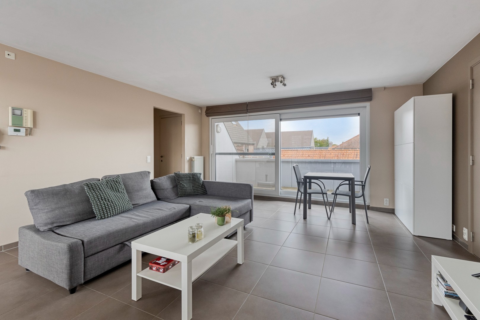 Ruim, instapklaar appartement met 2 slaapkamers en afgesloten parkeerplaats in het centrum van Roeselare-Beveren - foto 4