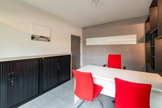 Lichtrijk kantoor met wachtzaal/vergaderruimte gelegen in Mortsel. De ruimte is ideaal voor kleine bedrijven of zelfstandigen die op zoek zijn...