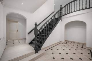 Deze ruime en degelijk gebouwde villa combineert comfort, karakter en een uitzonderlijk gevoel van ruimte. De woning is residentieel gelegen in...