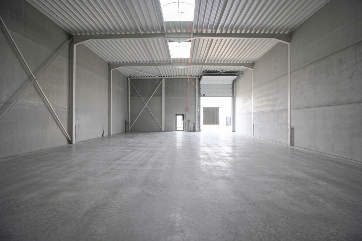 te huur Maldegem – uitstekend gelegen bedrijfsunit van 327m² voor opslagruimte of atelier. - foto 4