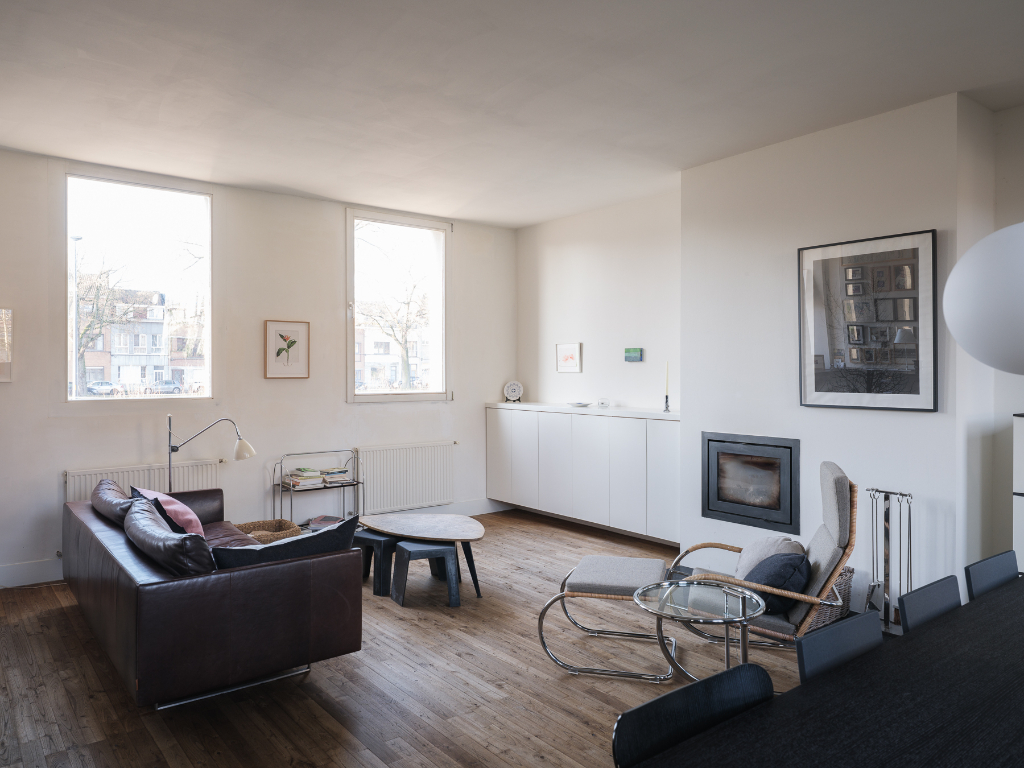 Une habitation singulière qui se distingue par son architecture, sa générosité spatiale et son jardin unique - photo 3