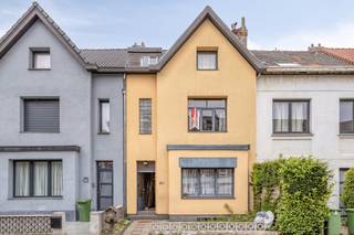 Welkom in dit huis met enorm veel potentieel dat we hier te koop aanbieden in Deurne!Via de inkomhal komen we binnen in de ruime...