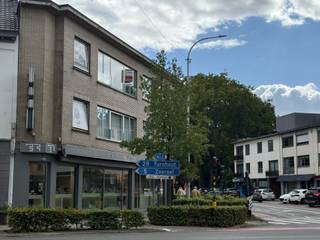 INDELINGInkomhal ca. 11 m² - laminaat - vestiairekastGastentoilet ca. 1 m² - zwarte tegelvloer - deels witte wandtegels - handenwasserLiving ca. 35...