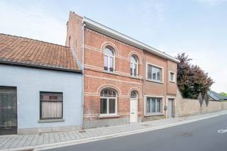 Uitstekend gelegen gezinswoning in het centrum van Sint-Gillis-Waas! Dit betreft een leuke gezinswoning met 2 à 3 slaapkamers, ruime zolderkamer en...