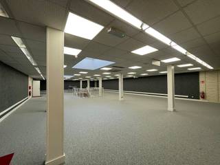 This fully renovated office building for rent is located in the Kouterstraat, Temse's main commercial street, and has excellent visibility...