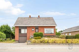 Te koop: ruime gezinswoning met 4 slaapkamers en dubbele garageDeze ruime gezinswoning combineert lichtrijke leefruimtes, vier volwaardige slaapkamers, een dubbele garage en voldoende bergruimte.Wat maakt dit pand uniek?De woning beschikt over aangename leefruimtes en een praktische indeling voor het hele gezin. De vier ruime slaapkamers bieden volop mogelijkheden voor kinderkamers, een bureau, hobbyruimte of logeerkamer.Een belangrijke troef is de dubbele garage, ideaal voor meerdere wagens, fietsen en extra opslag. Daarnaast is er nog een afzonderlijke berging aanwezig. Buiten vindt je een gezellige tuin. Voor wie is dit ideaal?Ideaal voor gezinnen of ruimtezoekers die op zoek zijn naar vier slaapkamers, veel bergruimte en een dubbele garage.Te koop via Immo Beguin, jouw vastgoedexpert sinds 2009.Meer info of bezoek aanvragen via: arne@immobeguin.be