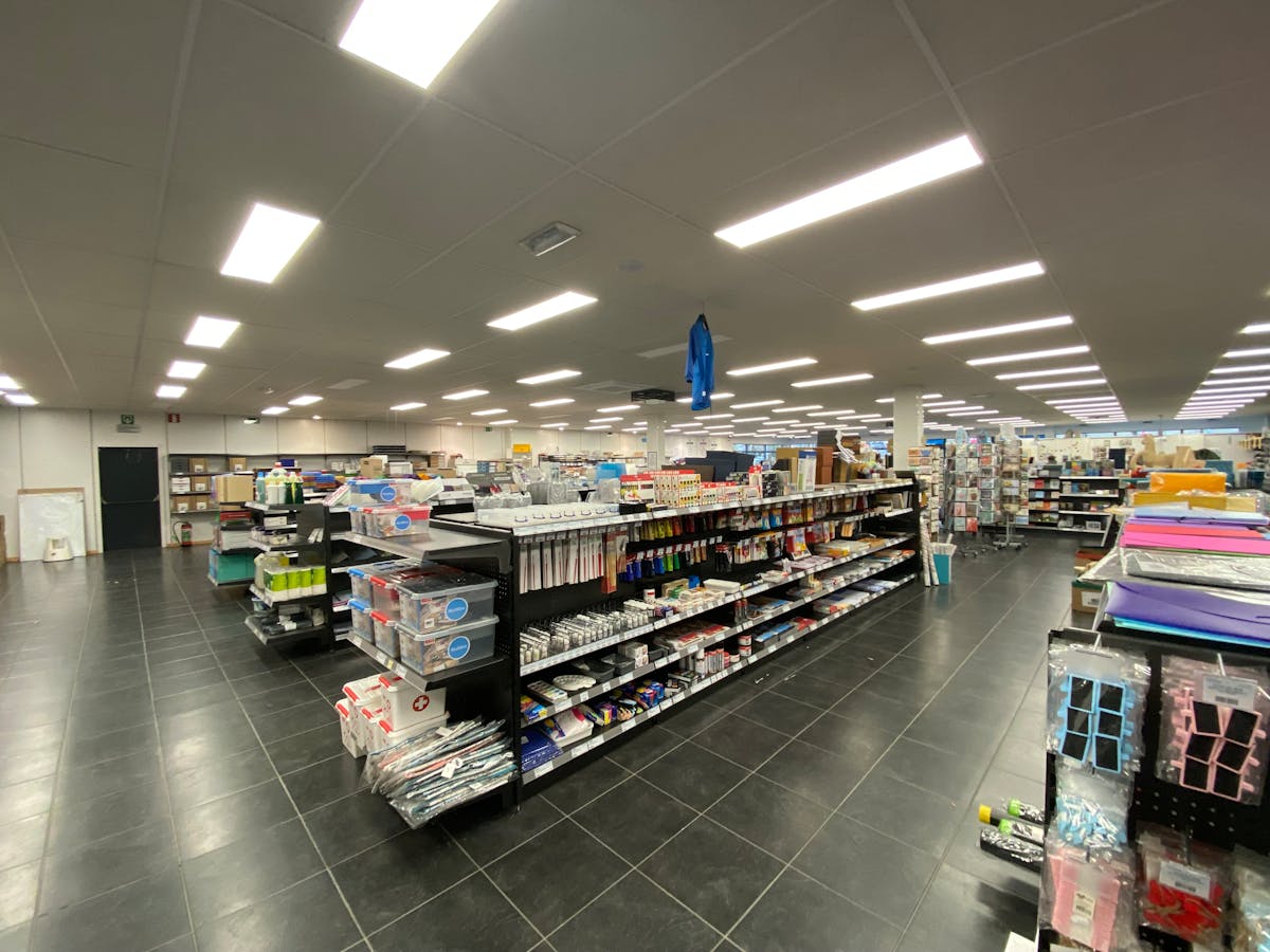 Baanwinkel of approximately 650 m² in a commercial location in Izegem - photo 4