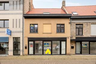 Unieke kans! Ontdek deze volledig in 2025 gerenoveerde en ruime gezinswoning met polyvalente handelsruimte, gelegen op een steenworp van de bruisende Veurnse Markt. Deze woning is werkelijk instapklaar in de ruimste zin van het woord en combineert wonen met een professionele opportuniteit.<br /><br />Op het gelijkvloers bevindt zich de handelsruimte met aparte toegang. De woning zelf heeft een ruime inkomhal, een apart toilet en een erg lichtrijke leefruimte met een schitterende, op-en-top uitgeruste keuken. Aansluitend geniet u van een zonnige stadstuin.<br /><br />De eerste verdieping telt twee ruime slaapkamers en een grote derde kamer, ideaal als polyvalente ruimte of extra slaapkamer. Hier vindt u ook de eerste badkamer met inloopdouche en lavabo.<br />Op de tweede verdieping is de masterbedroom ondergebracht, compleet met een eigen luxueuze badkamer, uitgerust met dubbele lavabo, inloopdouche, ligbad en toilet.<br /><br />De grondige renovatie in 2025 garandeert de recentste technieken: een quasi energieneutraal EPC-label, ventilatiesysteem, nieuw en geïsoleerd dak, volledig asbestvrij, erg performante condensatieketel met vernieuwde leidingen en een conforme elektrische keuring.<br /><br /><u><strong>TROEVEN:</strong></u>
<ul>
<li>Volledig en grondig gerenoveerd in 2025</li>
<li>Handelsruimte met aparte toegang op het gelijkvloers</li>
<li>Quasi energieneutraal EPC en voorzien van moderne technieken</li>
<li>4 ruime slaapkamers (waarvan 1 polyvalent) en 2 badkamers</li>
<li>Schitterende leefkeuken met marmeren blad en zonnige stadstuin</li>
</ul>
<br /><strong>Let op: de foto’s met een sterretje rechtsonder zijn AI-gegenereerd om een beter beeld te geven van de mogelijke inrichting.</strong>