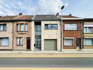 Deze gesloten bebouwing is naast centraal gelegen ook volledig instapklaar.De indeling van deze woning is als volgt: U betreedt het pand via...