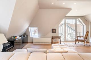 Appartement unique situé dans une résidence de villas avec vue imprenable, à quelques pas de la place Albert et du front de mer.<br /><br />Aménagement : hall d'entrée spacieux avec vestiaire et toilettes pour invités. Salon et salle à manger lumineux avec trois terrasses et vue panoramique sur la côte. Cuisine entièrement équipée avec appareils Miele.<br /><br />Chambre principale avec terrasse et salle de bains attenante avec fenêtre, double lavabo, baignoire et toilettes. Deux chambres à coucher à part entière partagent une salle de douche et disposent chacune d'un lavabo et d'armoires encastrées. <br /><br />Débarras pratique disponible.<br /><br />Possibilité d'acheter un garage + place de parking attenante.