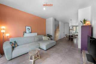 Met veel plezier stellen wij u deze volledig gerenoveerde woning voor, gelegen op een absolute toplocatie in Heverlee, net buiten de bruisende Leuvense binnenstad. Deze woning combineert hedendaags wooncomfort met een uiterst energiezuinige afwerking. Via de inkomhal komt u binnen in de open leefkeuken, die naadloos aansluit op de eet- en leefruimte. Dankzij de volledig opengewerkte gelijkvloerse verdieping geniet u hier van een uitzonderlijk ruimtegevoel en een overvloed aan natuurlijk licht. Het grote schuifraam in de woonkamer versterkt het aangename binnen-buitengevoel en geeft toegang tot de zuidwest-georiënteerde stadstuin. De woning beschikt verder over vier slaapkamers en biedt de mogelijkheid tot twee badkamers, wat zorgt voor extra comfort en flexibiliteit voor gezinnen, thuiswerkers of wie graag ruimte heeft voor hobby’s of logees. De hedendaagse badkamer is uitgerust met een zeer ruime inloopdouche, een ligbad en een dubbele lavabo. Ook op technisch vlak scoort deze woning uitstekend: met EPC-label A, 20 zonnepanelen, een thuisbatterij, een lucht-waterwarmtepomp op het gelijkvloers en een lucht-luchtsysteem met airco vanaf de eerste verdieping, woont u hier bijzonder energiezuinig. Daarnaast beschikt de woning over een regenwaterput aangesloten op de toiletten, een ventilatiesysteem C en een ruime kelder. Kortom: een energiezuinige en smaakvol vernieuwde woning op een gegeerde ligging in Heverlee. Interesse? Contacteer ons via info@homies.be of 016 22 82 22. (stedenbouw in aanvraag)