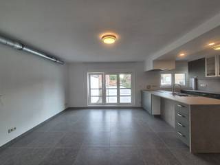 <p><span>Op een uitzonderlijk rustige locatie, pal naast het bos van Wetteren, bevindt zich dit volledig gerenoveerde appartement op de eerste verdieping (geen lift). Dankzij de hoogwaardige afwerking, de nieuwste technieken en het uitstekende wooncomfort is dit de ideale thuis voor wie op zoek is naar een energiezuinige en instapklare woning.</span></p><p><span>Via de inkomhal komt u terecht in de lichtrijke leefruimte met een volledig uitgeruste open keuken, voorzien van alle hedendaagse toestellen. De moderne badkamer beschikt over een dubbele lavabo met badkamermeubel, een ligbad én een ruime inloopdouche. Daarnaast is er een apart gastentoilet met lavabo.</span></p><p><span>Het appartement beschikt over twee slaapkamers. De tweede kamer kan eveneens perfect ingericht worden als dressing, bureau of hobbyruimte, afhankelijk van uw woonbehoeften.</span></p><p><span>Ook op technisch vlak blinkt dit appartement uit:</span></p><ul><li><span>Vloerverwarming in de leefruimte, keuken, badkamer en berging voor een aangenaam en gelijkmatig wooncomfort.</span></li><li><span>Individuele zonnepanelen (7 panelen – 2.555 Wp) die bijdragen aan een lagere energiefactuur.</span></li><li><span>Ventilatiesysteem type D voor een gezond en comfortabel binnenklimaat.</span></li><li><span>Alle ramen zijn voorzien van driedubbele beglazing, vliegenramen en elektrisch bediende rolluiken.</span></li></ul><p><span>Bovendien geniet u van tal van praktische voorzieningen zoals een gemeenschappelijke pakketbrievenbus, een afzonderlijke fietsstalling en parkeergelegenheid op eigen terrein.</span></p><p><span>Onmiddellijk beschikbaar</span></p><p><span> </span></p>